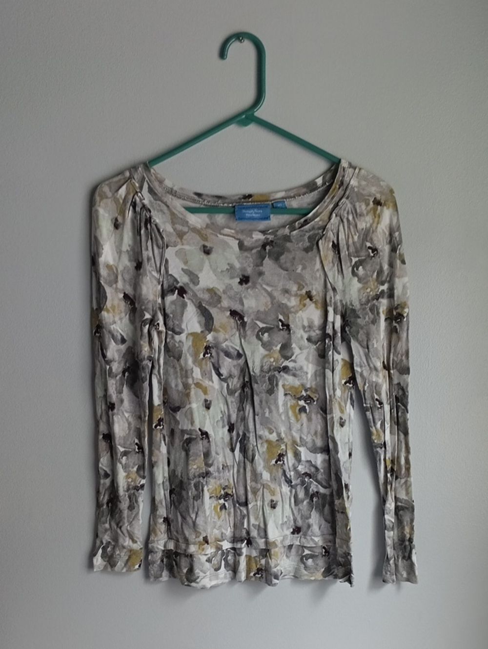 Simply Vera Vera Wang Long Sleeve Tee in White, Gray & Yellow Abstract Print